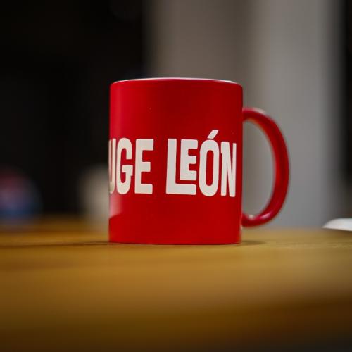 TAZA RUGE LEON 2